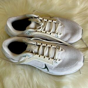 Woman’s Mesh Nike Running Shoes 🌵7.5